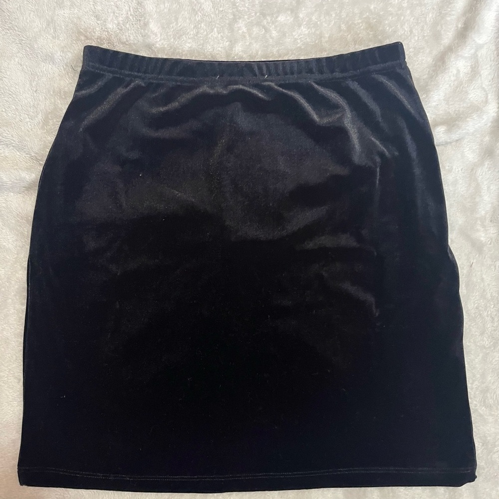 Elegant Black Velvet Skirt - Picture 4 of 5